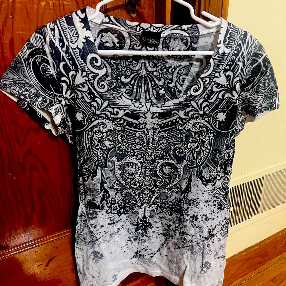 Women’s large daytrip t-shirt fits more like medium